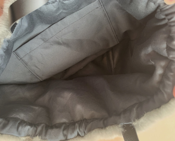 【なし様専用】プレゼントにも♡上品なツヤのラビットファー巾着バッグ(ライトグレー)オプション 3枚目の画像
