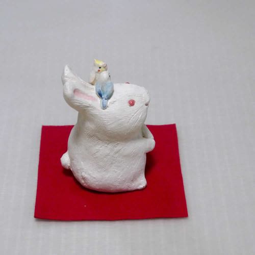 2023年干支の陶器の置物 「卯（うさぎ）と小鳥たち（セキセイインコ