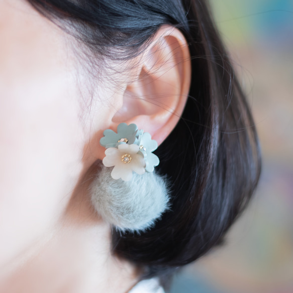 【数量限定】花とpompomのピアス/イヤリング/ くすみグリーン 3枚目の画像