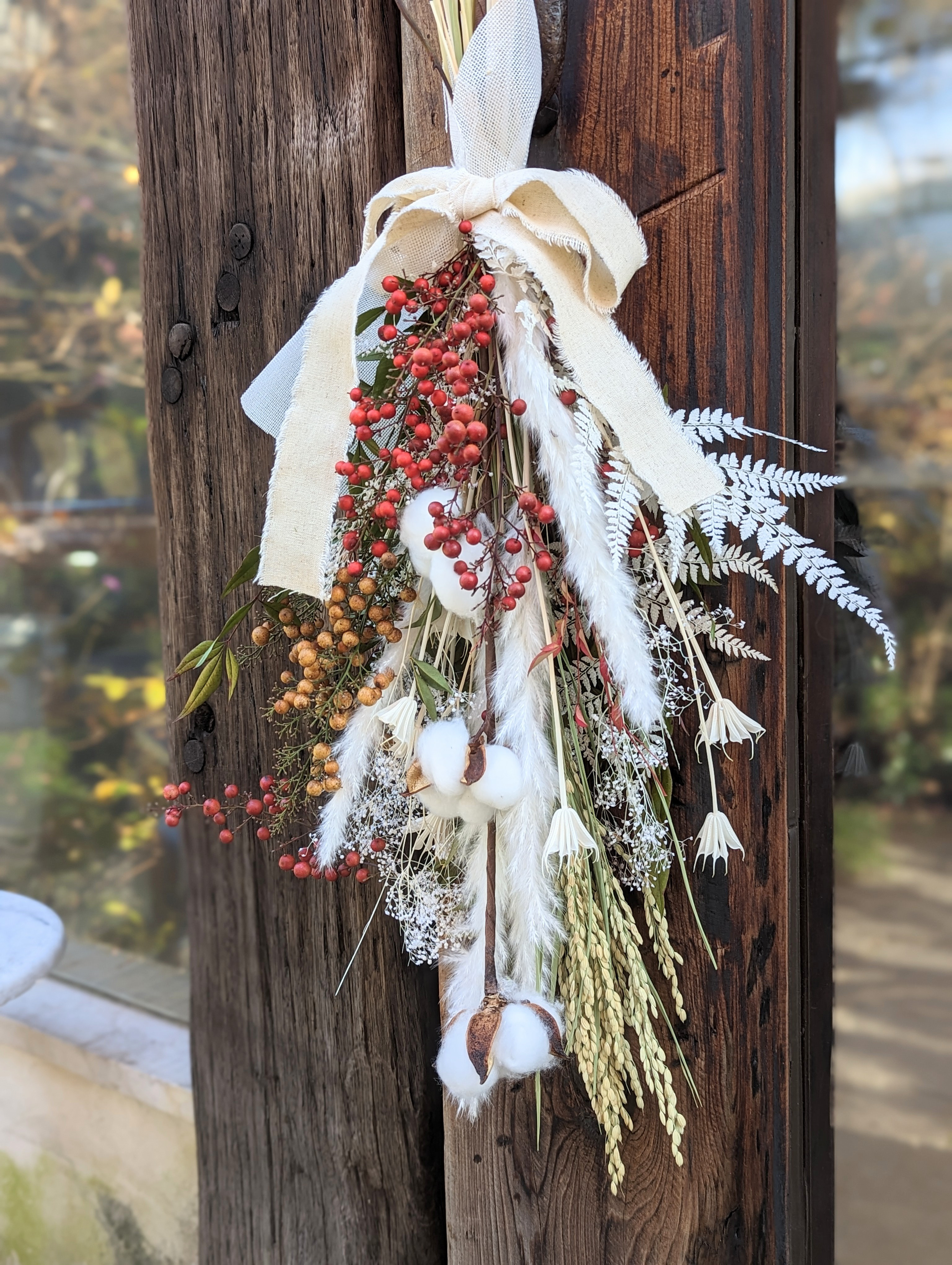 【３日以内に発送します】紅白がめでたい南天の実がほっこり温かなドライフラワースワッグ　超特大サイズ　正月 縁起物