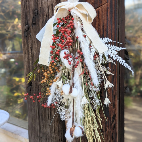 赤と白のクリスマススワッグ ドライフラワー 探し当て