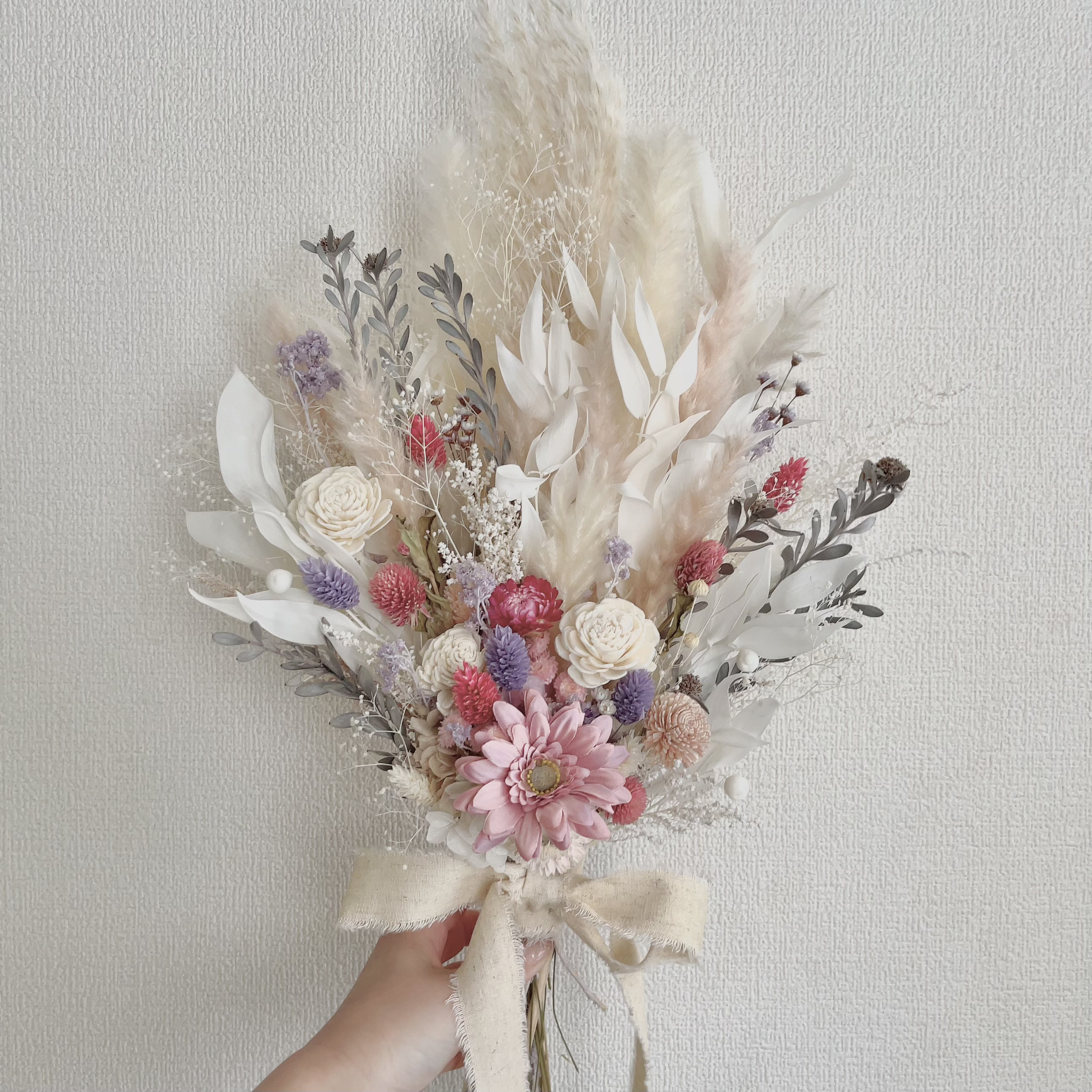 ふわふわパンパスとガーベラのクラッチブーケ　結婚式　前撮り　ナチュラルブーケ　ウェディングブーケ　クラッチブーケ　フォト 10,800円