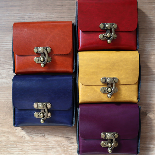 革の宝石」ルガトーを使った クラシカルなヒネリ金具のコンパクト革