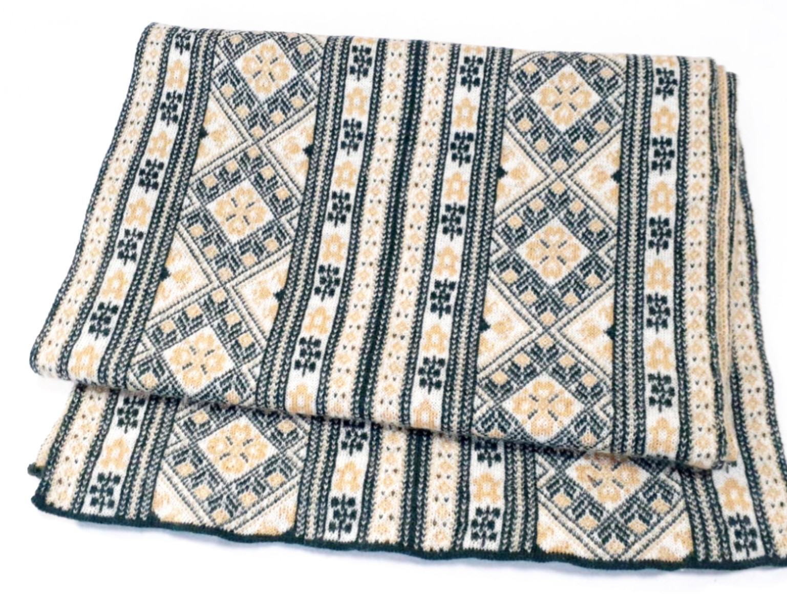 チロリアン柄のマフラー　ダークグリーン×ベージュ×白　ウール100%