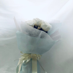 プリザーブドフラワー白い大輪の薔薇5本のふんわり花束ラッピング 3枚目の画像