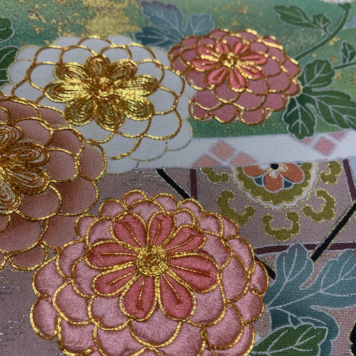 美品 松と橘の花 金駒刺繍 絞り 金彩 菊 カラシ色 黒 袷 正絹 振袖 着物 楽天市場】【新品】 振袖 袷 着物 正絹 絹 刺繍 水色 扇 四季の