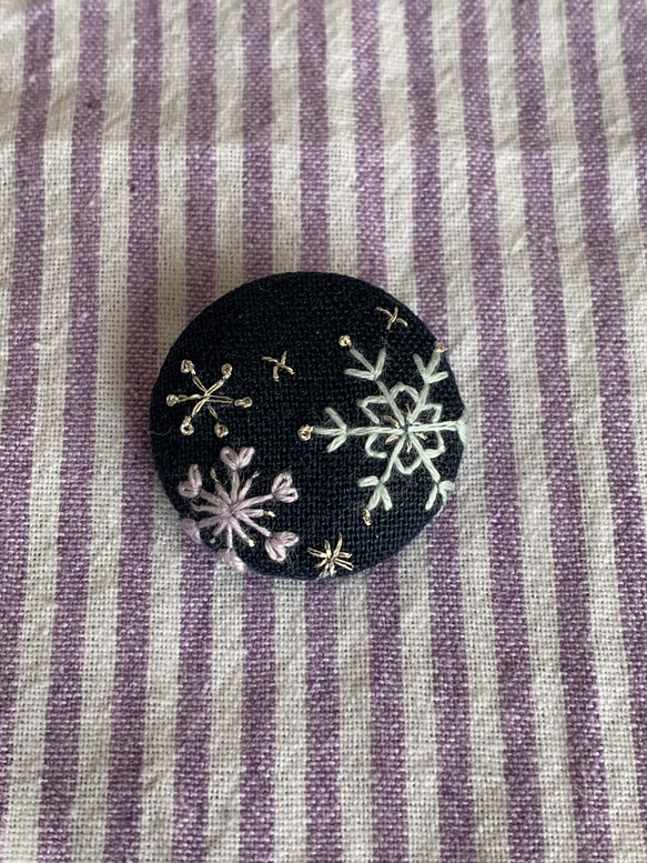 刺繍ヘアゴム/ブローチ　六花（雪の結晶） 2枚目の画像