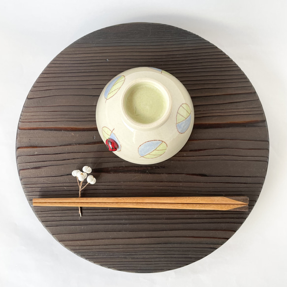 葉っぱとテントウムシの茶碗 2枚目の画像