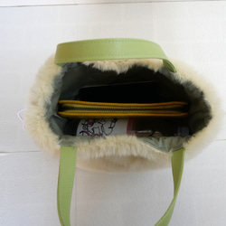 エコファー　アイボリーエコファー×ライトグリーンの長財布OKの楕円底巾着バッグ　 4枚目の画像