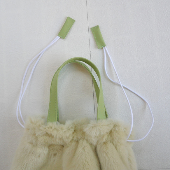 エコファー　アイボリーエコファー×ライトグリーンの長財布OKの楕円底巾着バッグ　 6枚目の画像