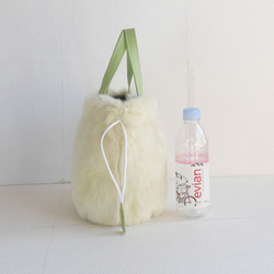 エコファー　アイボリーエコファー×ライトグリーンの長財布OKの楕円底巾着バッグ　 3枚目の画像