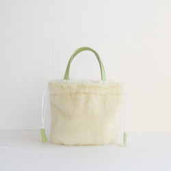 エコファー　アイボリーエコファー×ライトグリーンの長財布OKの楕円底巾着バッグ　 2枚目の画像