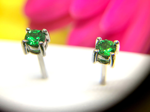 美しい緑の宝石グロッシュラーライトガーネットプラチナピアス（ツァボライトの名称でも知られます） 2枚目の画像