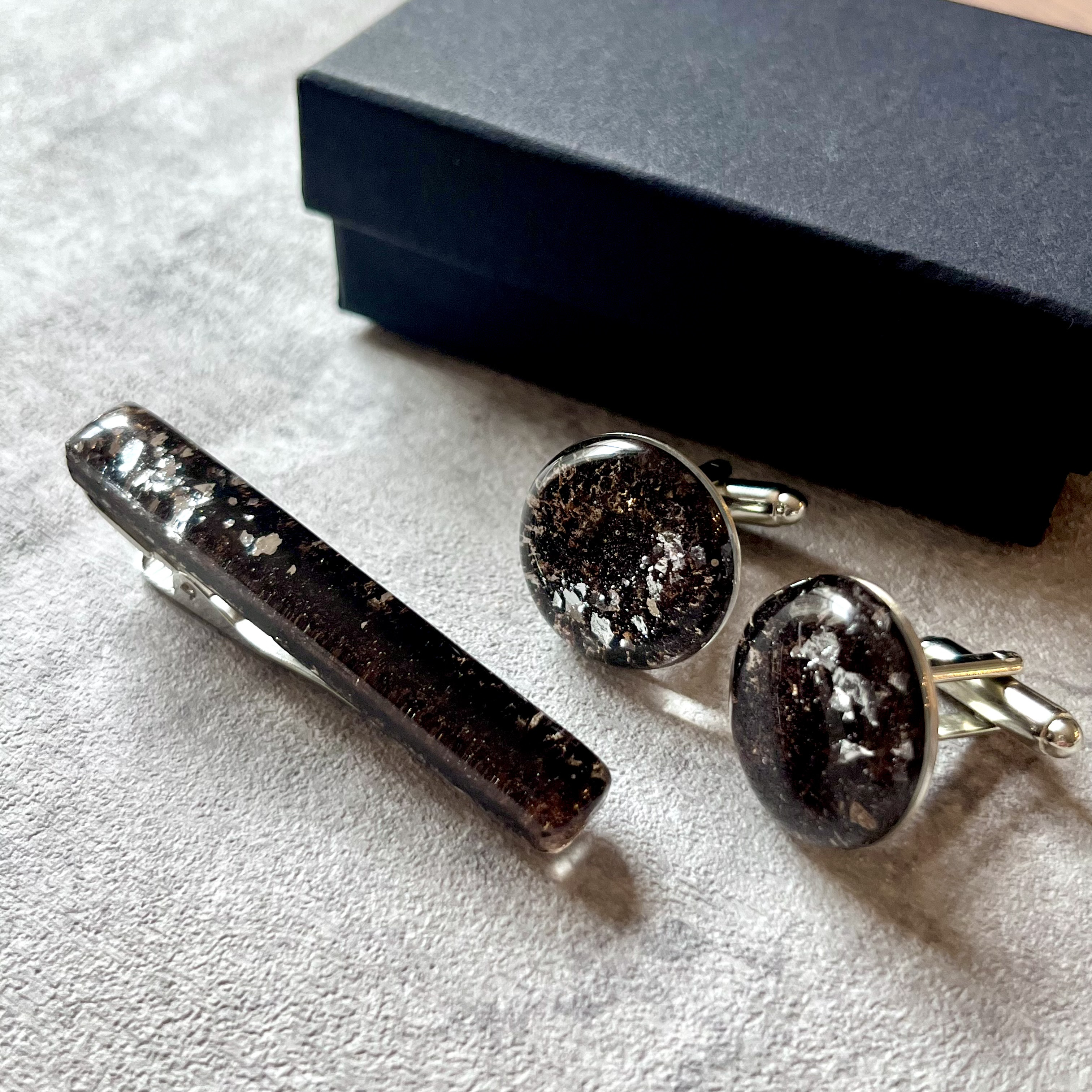 【caffeine】　〜コーヒー豆のネクタイピン・カフスボタンのSet 〜