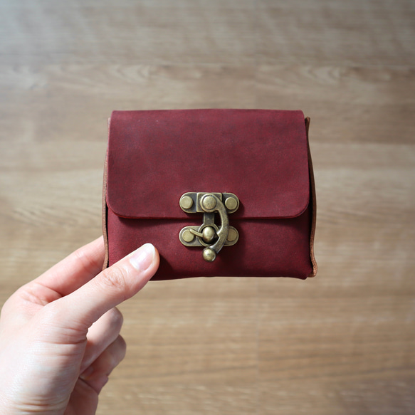シックなカラーの姫路レザーを使った クラシカルなヒネリ金具のコンパクト革財布 3枚目の画像