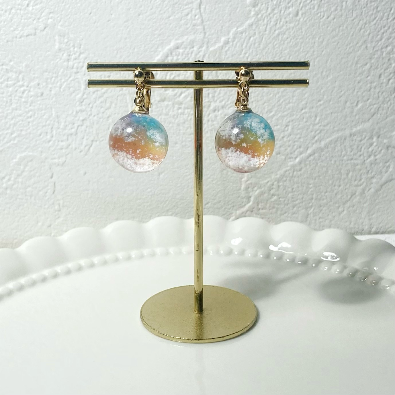 【受注生産】夕焼け雲レジンの一粒イヤリング(両耳)｜赤・オレンジ・黄・紫・青のグラデーションカラー 透明感 空玉