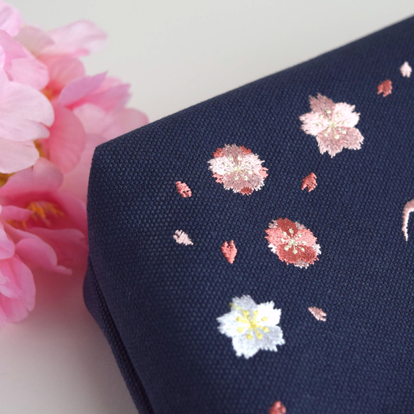 《選べるイニシャル》桜の刺繍ポーチ マチあり コスメ 両面刺繍 敬老の日 12枚目の画像