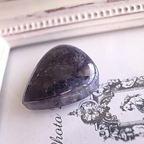 タンザニア産　ブラッドショットアイオライト ブラッドショットアイオライト 7.99ct タンザニア産 | One Loose