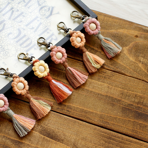 紫のマクラメキーリング マクラメデイジーキーホルダー キーホルダー Ruan aree 通販 15208327