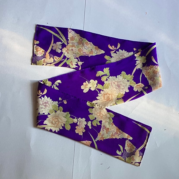 青紫色地に花柄の美しいスカーフ 2枚目の画像