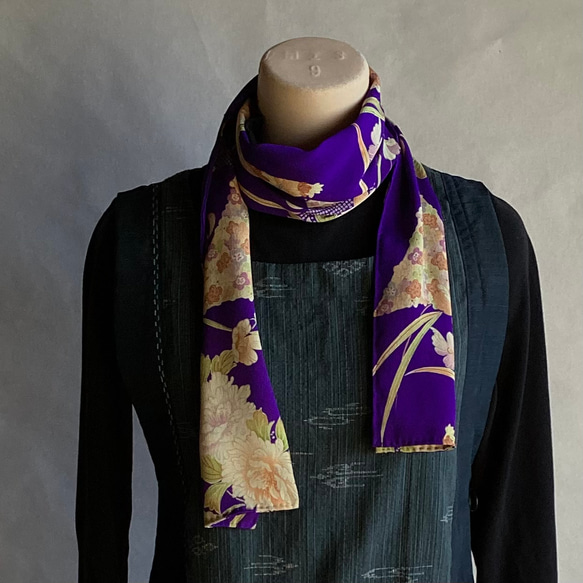 青紫色地に花柄の美しいスカーフ 7枚目の画像