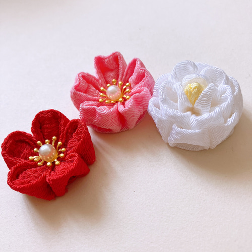 梅の髪飾り(葉っぱつき)＊色、選べます○ちりめん細工 つまみ