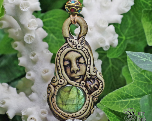 月と太陽を象徴する魔石『ラブラドライト』女神クレイアートマクラメ編