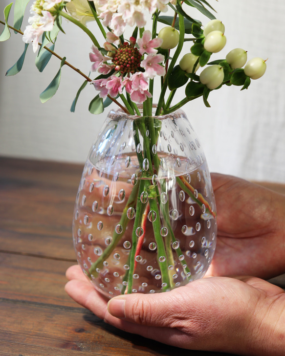 新作「小さな泡の花器（洋ナシ）」泡のみずたま カスミソウ 水玉模様 一輪挿し 贈り物 プレゼント ユーカリ ミモザ 4枚目の画像