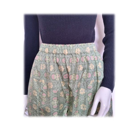100【改款】大島笹染色闊腿褲，穿起來很可愛（黃綠色，小花朵圖案） 第5張的照片