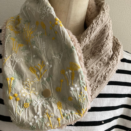 ✳︎ハンドメイド✳︎ふわふわネックウォーマー『イエローピスタチオのボタニカル刺繍』 ✳︎ハンドメイド✳︎ふわふわネックウォーマー『イエロー