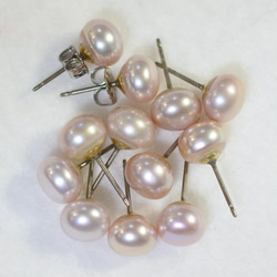 ピンク淡水パールの一粒ピアス（大・7.5～8mm・チタンポスト） 3枚目の画像