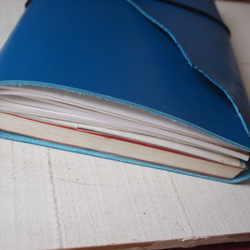 　本革　A5手帳カバー　ヒーローものみたいな青さ　蓋部分自然な切り口 2枚目の画像