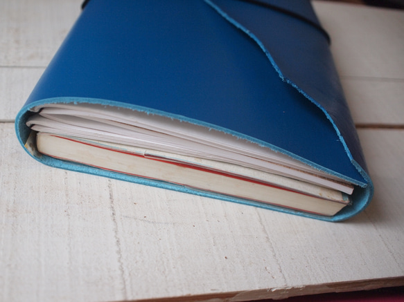 　本革　A5手帳カバー　ヒーローものみたいな青さ　蓋部分自然な切り口 2枚目の画像