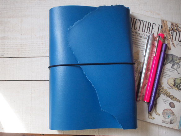 　本革　A5手帳カバー　ヒーローものみたいな青さ　蓋部分自然な切り口 1枚目の画像