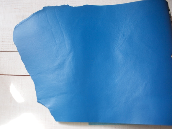 　本革　A5手帳カバー　ヒーローものみたいな青さ　蓋部分自然な切り口 8枚目の画像