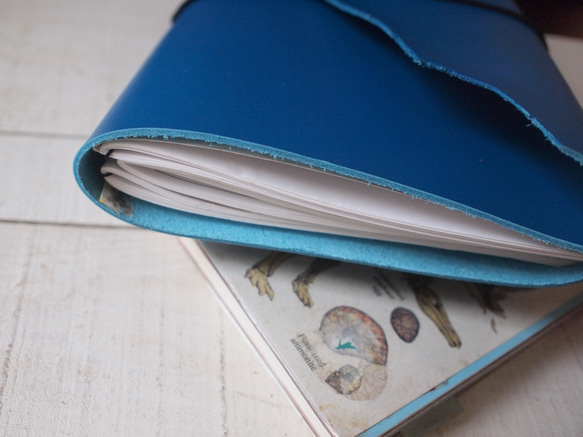 　本革　A5手帳カバー　ヒーローものみたいな青さ　蓋部分自然な切り口 9枚目の画像