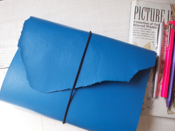 　本革　A5手帳カバー　ヒーローものみたいな青さ　蓋部分自然な切り口 3枚目の画像