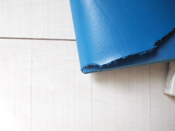 　本革　A5手帳カバー　ヒーローものみたいな青さ　蓋部分自然な切り口 5枚目の画像