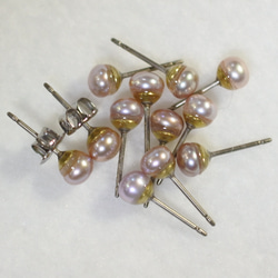 小號粉色淡水珍珠耳釘（4 毫米，鈦柱） 第3張的照片