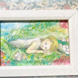 草原に寝転がる女の子　動物たち　白　りす　原画　ハンドメイド　ナチュラル　 2枚目の画像