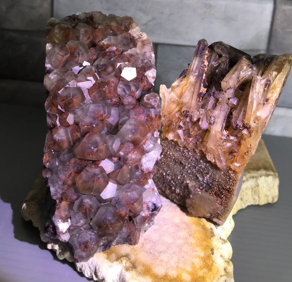 天然方解石精雕摩艾 天然草莓晶精雕摩艾 1對擺件 附珊瑚玉底盤 第11張的照片