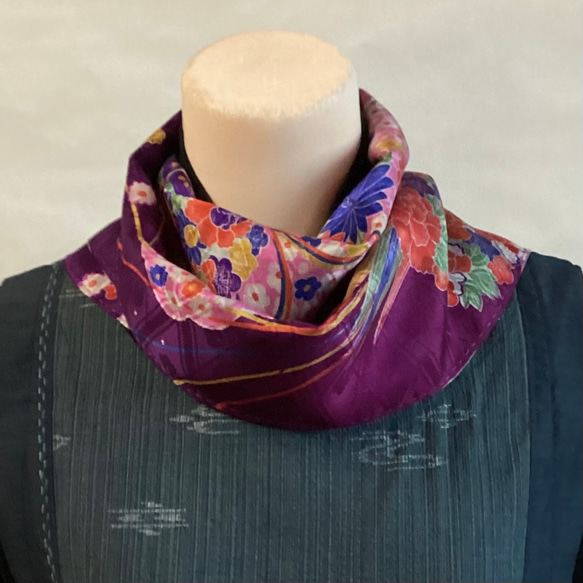 紫地の絹のスカーフ 2枚目の画像