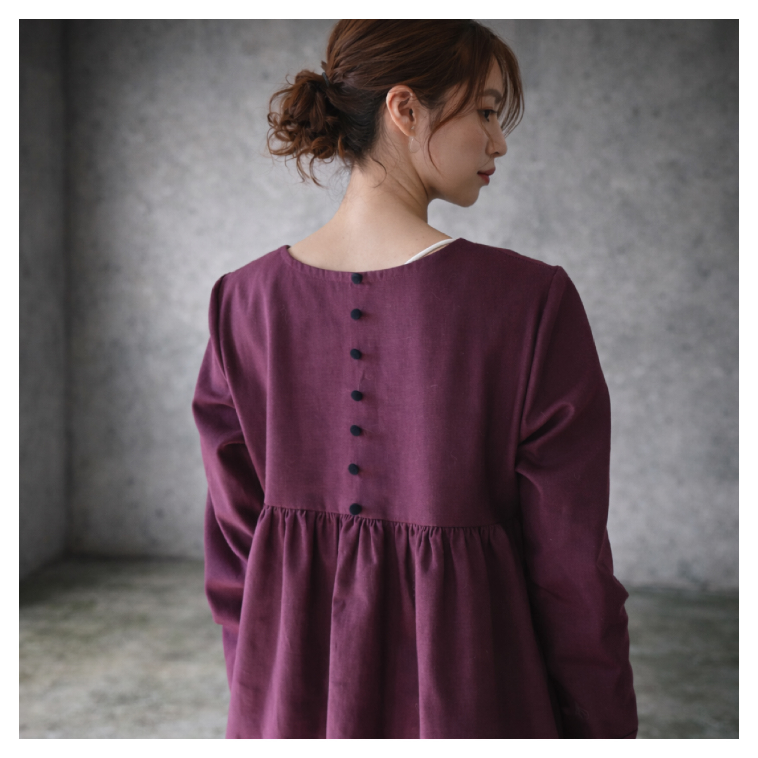 くるみボタンがアクセント！コットンリネン胸元切り替えギャザーワンピース／綺麗めリネンワンピース／ボルドー
