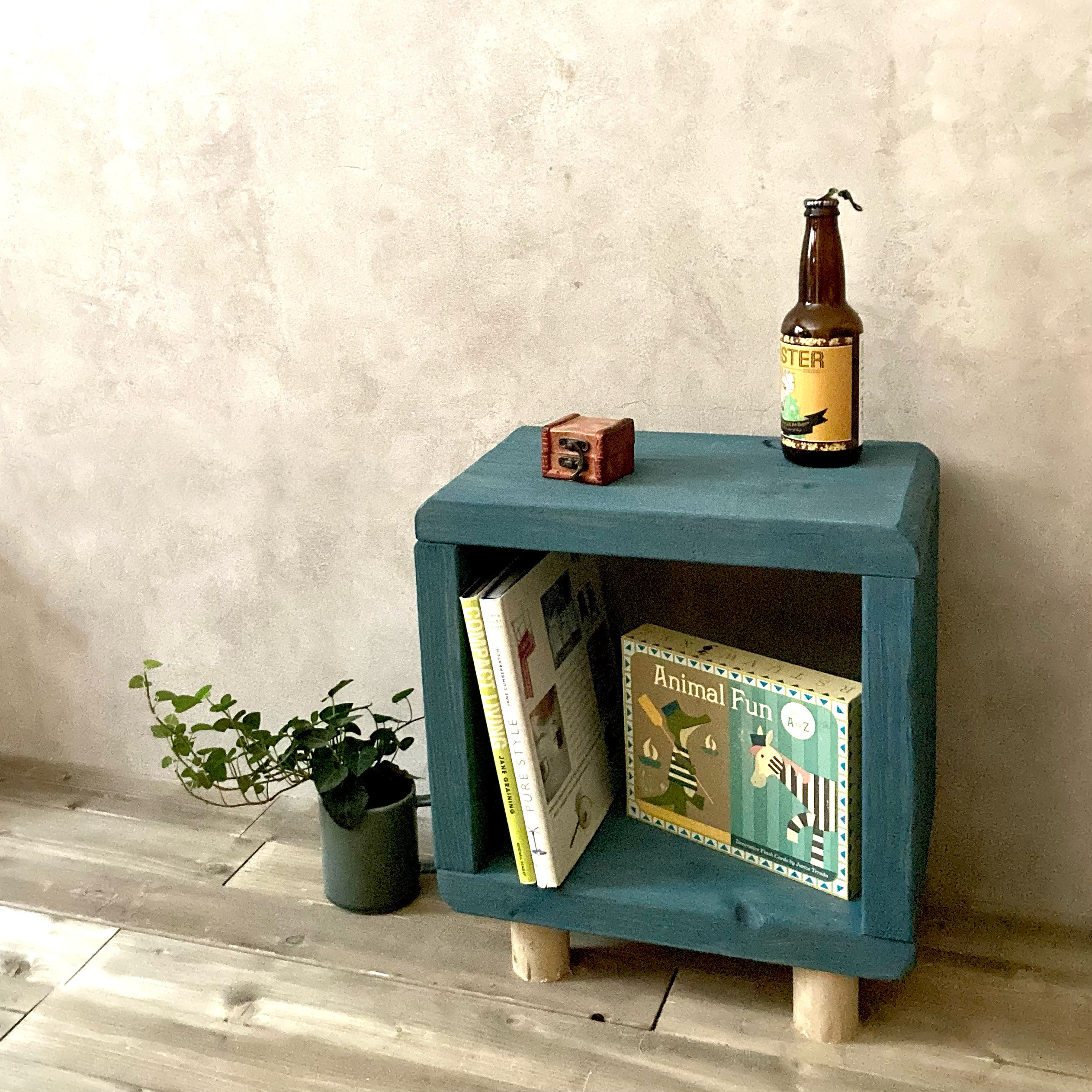 丸くてかわいい　木製　ソファーテーブル ディスプレイラック　本棚　奥行23cm ブルー