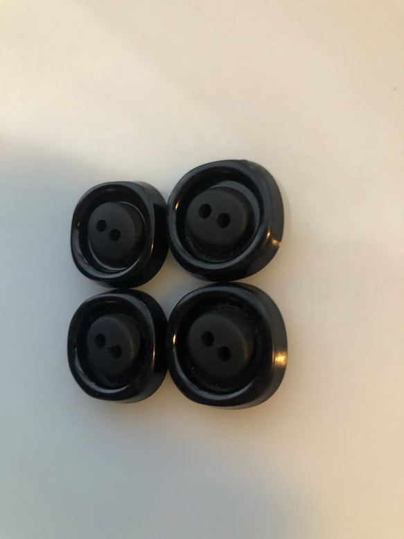 アンティーク ボタン 4個　ビンテージ 昭和 レトロ 個性的 ハンドメイド素材 日本製 ポップ アクセ ブラック 3枚目の画像