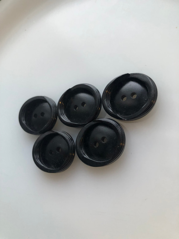 アンティーク ボタン 5個　ビンテージ 昭和 レトロ 個性的 ハンドメイド素材 日本製 ポップ アクセ ブラック 3枚目の画像
