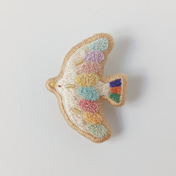 虹色の鳥ブローチ 2枚目の画像
