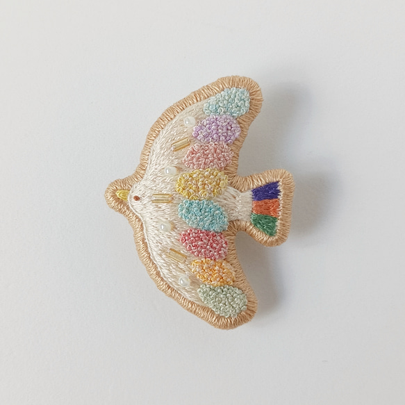 虹色の鳥ブローチ 2枚目の画像
