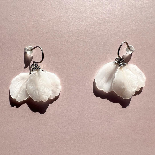 本物の桜 桜の花びら耳飾り(ピアスorイヤリング)♢Sakura white ピアス