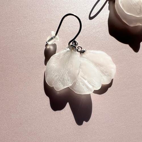 本物の桜 桜の花びら耳飾り(ピアスorイヤリング)♢Sakura white ピアス